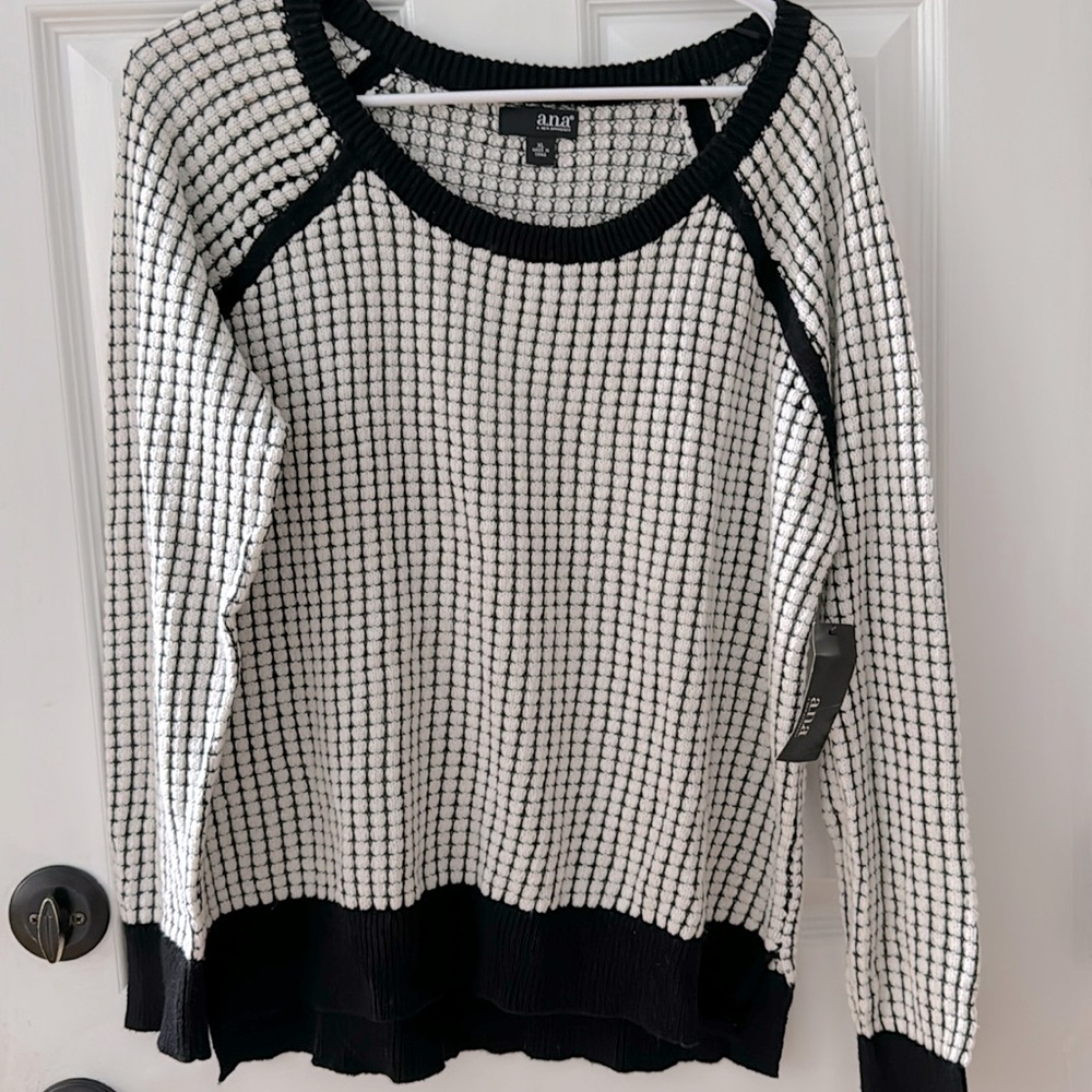 Cute B&W knit sweater lightweight NWT